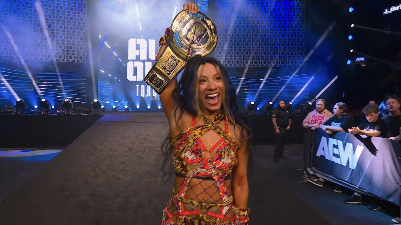 Mercedes Mone derrota a Riho, gana la 21ª defensa del título de AEW TBS en absoluto 2025