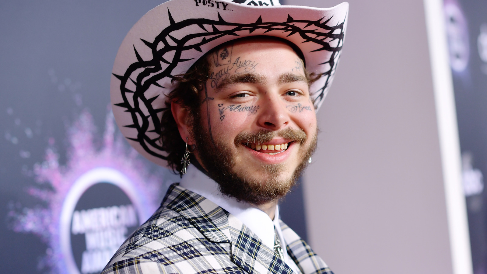 Múltiples estrellas de la WWE filmadas interactuadas con el rapero Post Malone en Choque en París