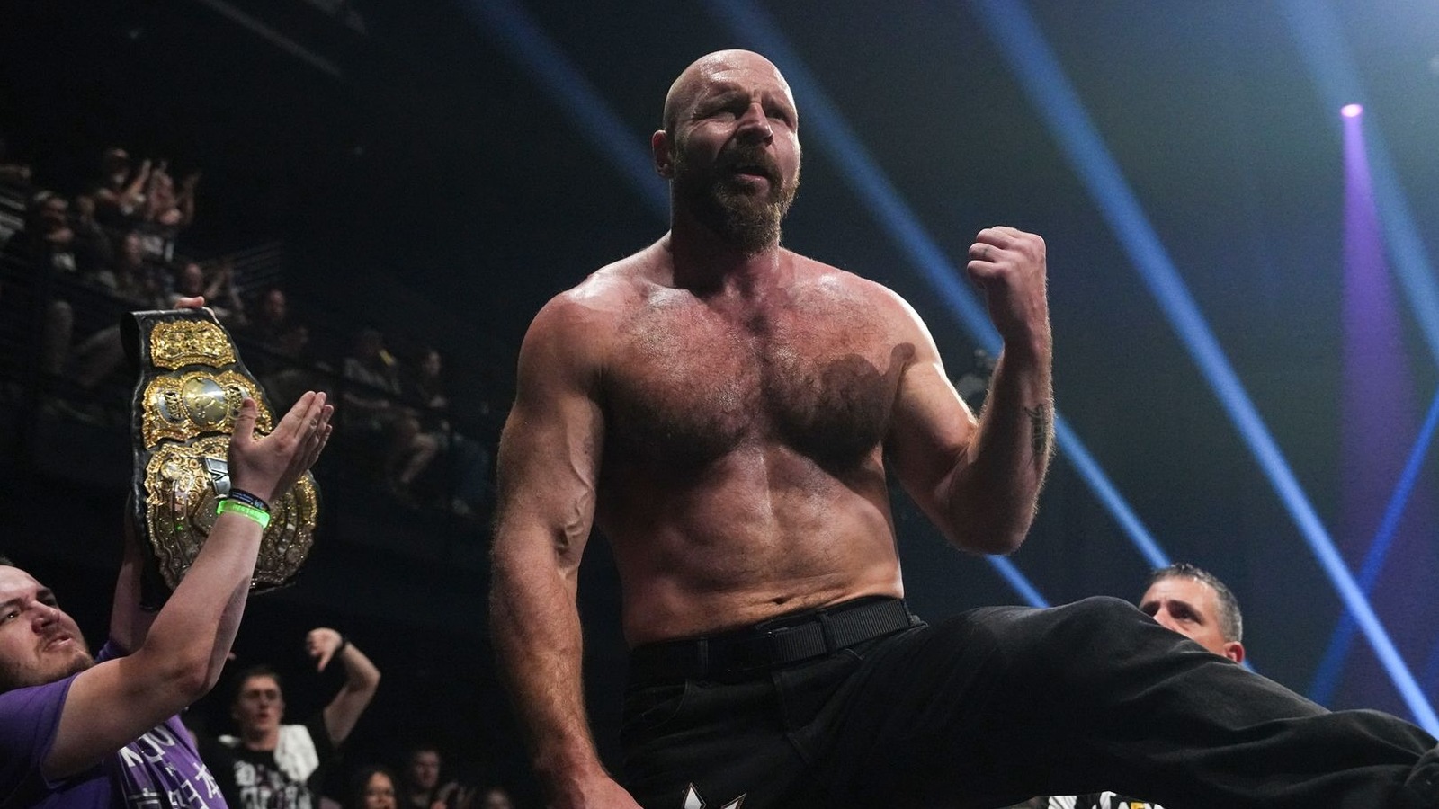 PAC regresa en AEW All Out 2025, ayuda a Jon Moxley a ganar un partido de ataúd con Darby Allin