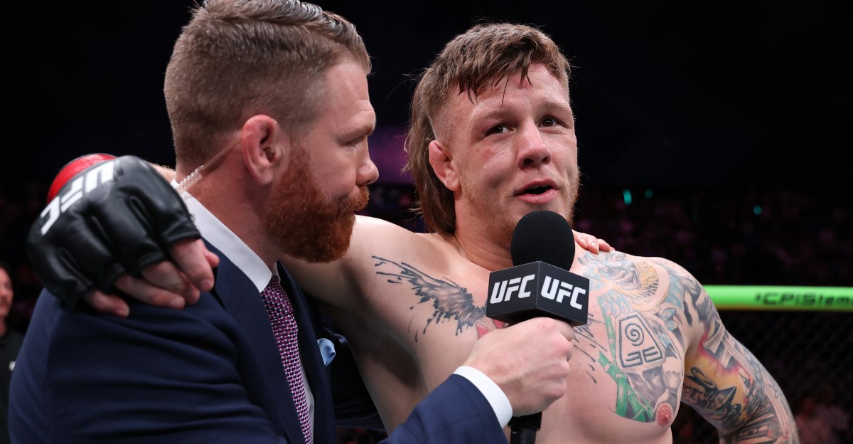 Video de UFC Perth: Jimmy Crute se arrebata desagradable caña de cuello de estrangulador trasero desnudo para terminar Ivan Erslan en primera ronda