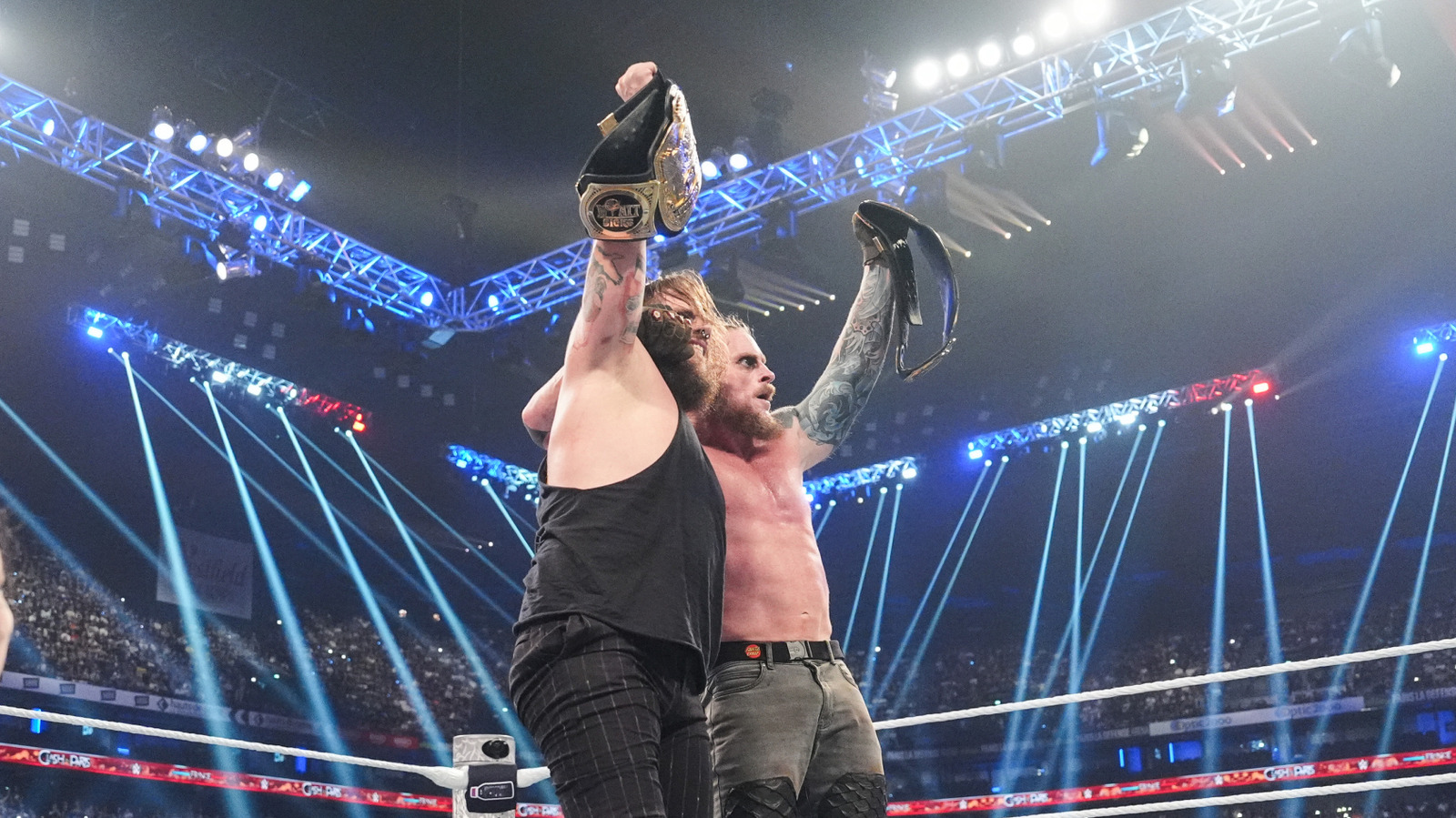 WWE Tag Champs Wyatt Sicks Attack AAA Hromarts después de que Worlds colide el partido por el título