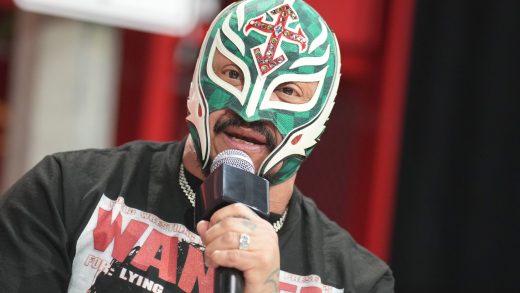 El miembro del Salón de la Fama de la WWE, Rey Mysterio, dice que la hija Aalyah entrenó en el rendimiento del Centro