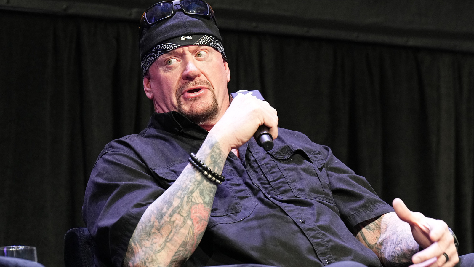 El miembro del Salón de la Fama de la WWE, The Undertaker, agradece al dúo por su lucha Crown Jewel
