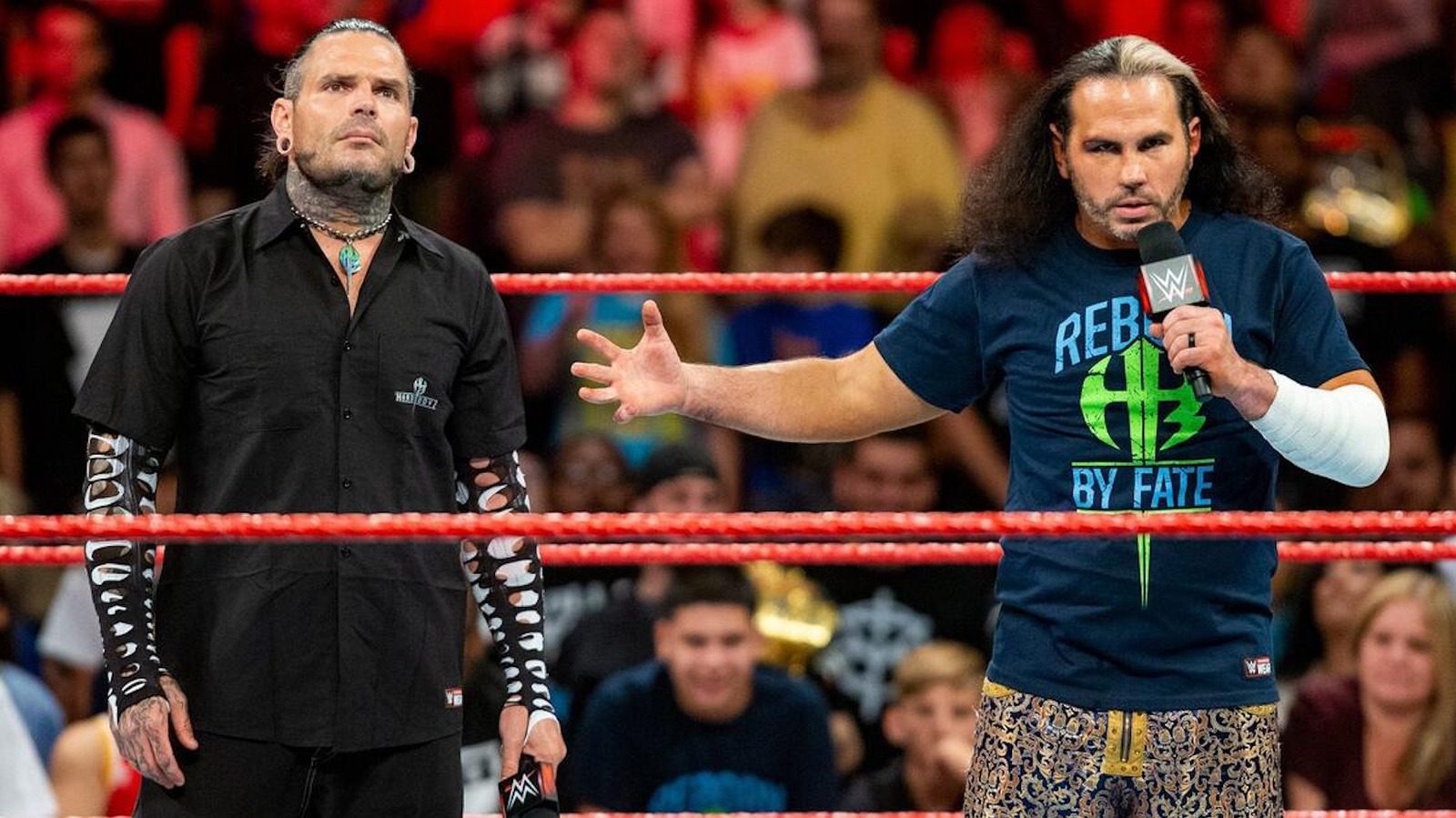 El miembro del Salón de la Fama de la WWE, Booker T, destaca el galardón único que pertenece a Matt y Jeff Hardy