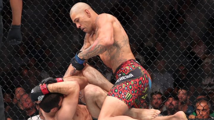 Alex Pereira camina por Magomed Ankalaev en solo 80 segundos para recuperar el título en el evento principal de UFC 320