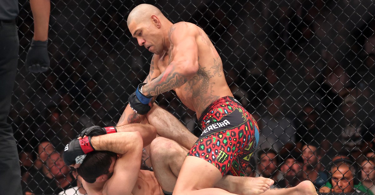 Alex Pereira camina por Magomed Ankalaev en solo 80 segundos para recuperar el título en el evento principal de UFC 320