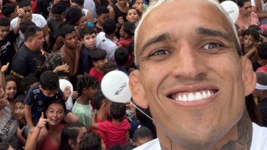 Charles Oliveira cumple su promesa post-UFC Río con una fiesta para los niños en su ciudad natal