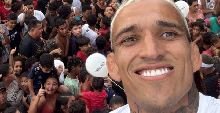 Charles Oliveira cumple su promesa post-UFC Río con una fiesta para los niños en su ciudad natal