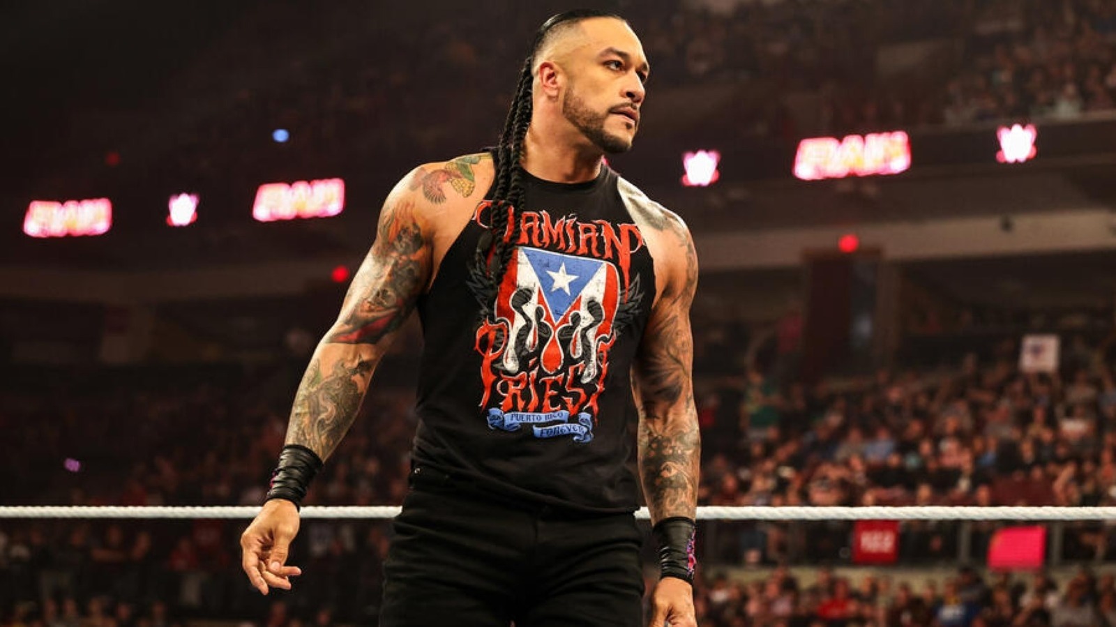 Damian Sacerdote desafía a Aleister Black a un importante partido en WWE Smackdown