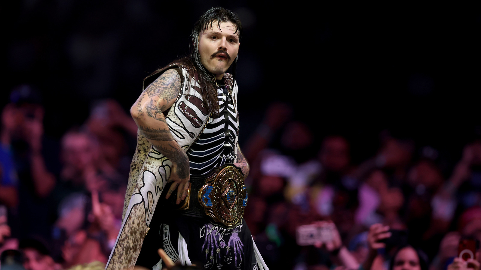 Dominik Mysterio hace honor a su apodo para retener el título IC contra Penta en WWE Raw