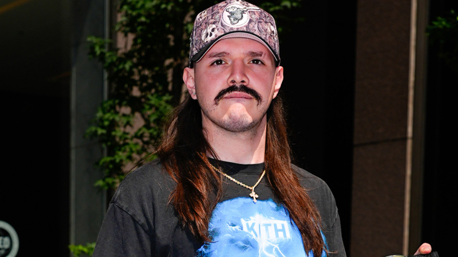 El campeón de WWE IC, Dominik Mysterio, muestra un nuevo y doloroso tatuaje