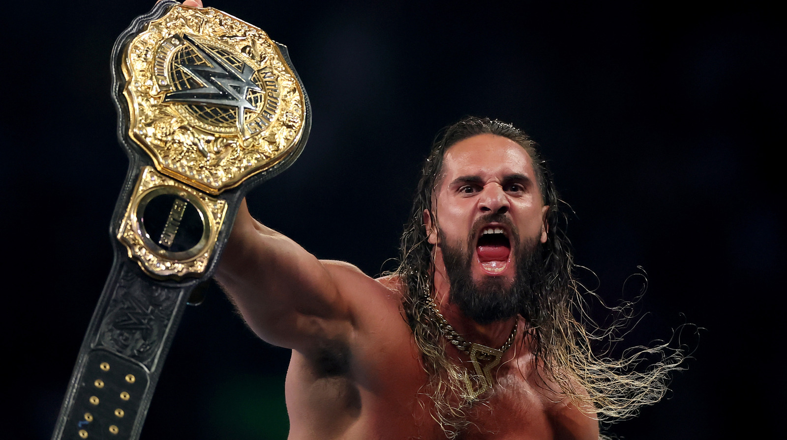 El gerente general de WWE Raw, Adam Pearce, despoja a Seth Rollins del título mundial de peso pesado debido a una lesión