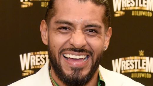Informe detrás del escenario sobre el estado de Santos Escobar en la WWE después de ser trasladado a la sección de antiguos alumnos