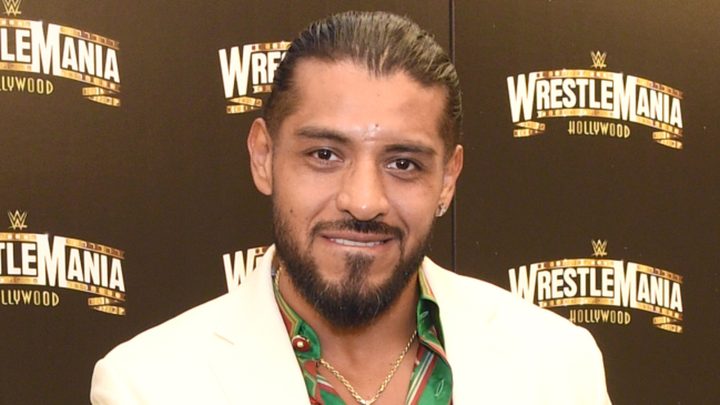 Informe detrás del escenario sobre la renovación de Santos Escobar con la WWE