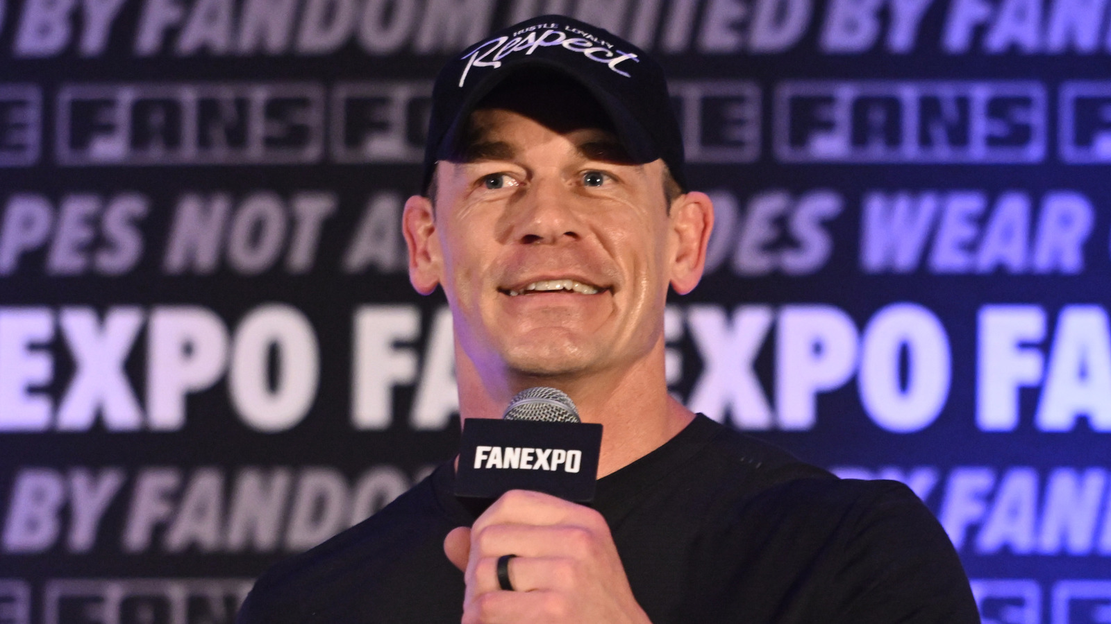 John Cena visita la PC de la WWE y se vuelve viral después de que el superfan de NXT Blake Monroe publique una foto