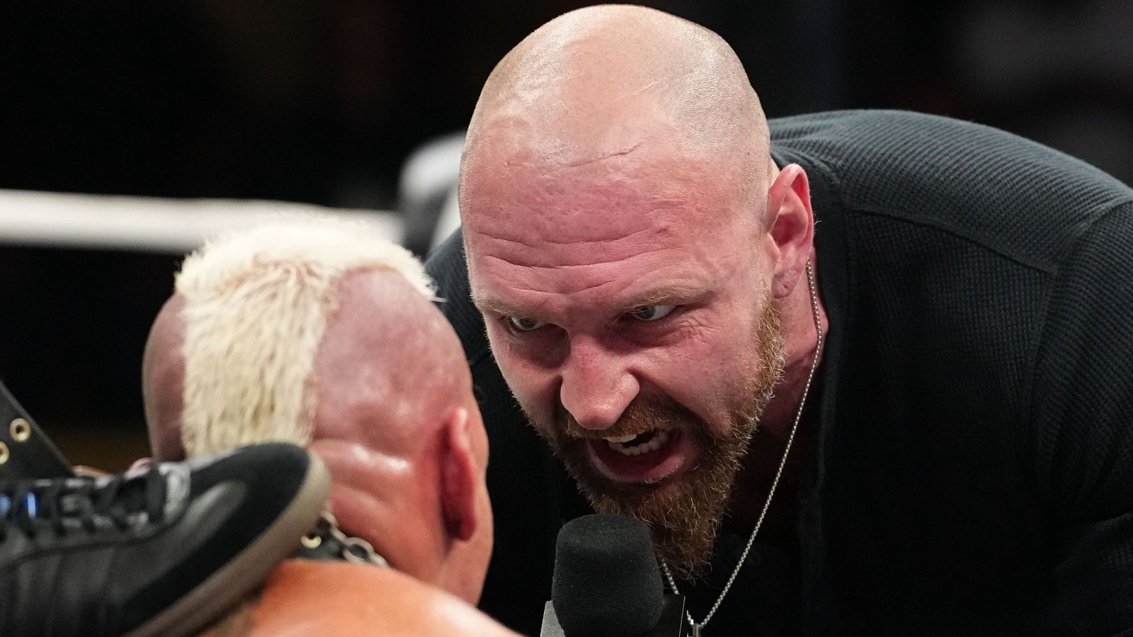 Jon Moxley y Darby Allin pelean en la Comic Con de Nueva York antes del AEW WrestleDream Match