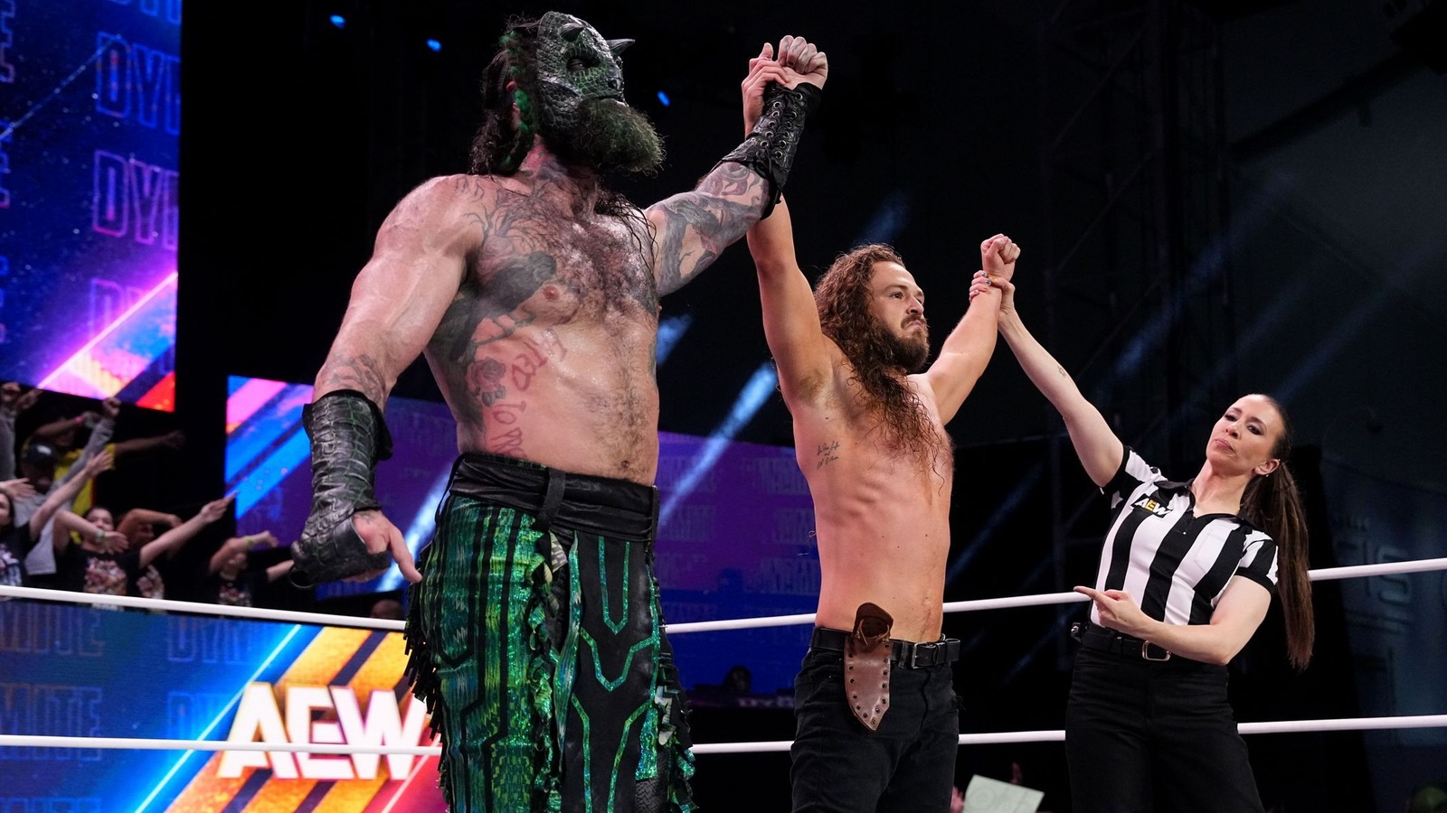 Jurassic Express gana en WrestleDream, Kenny Omega ayuda cuando DCF ataca