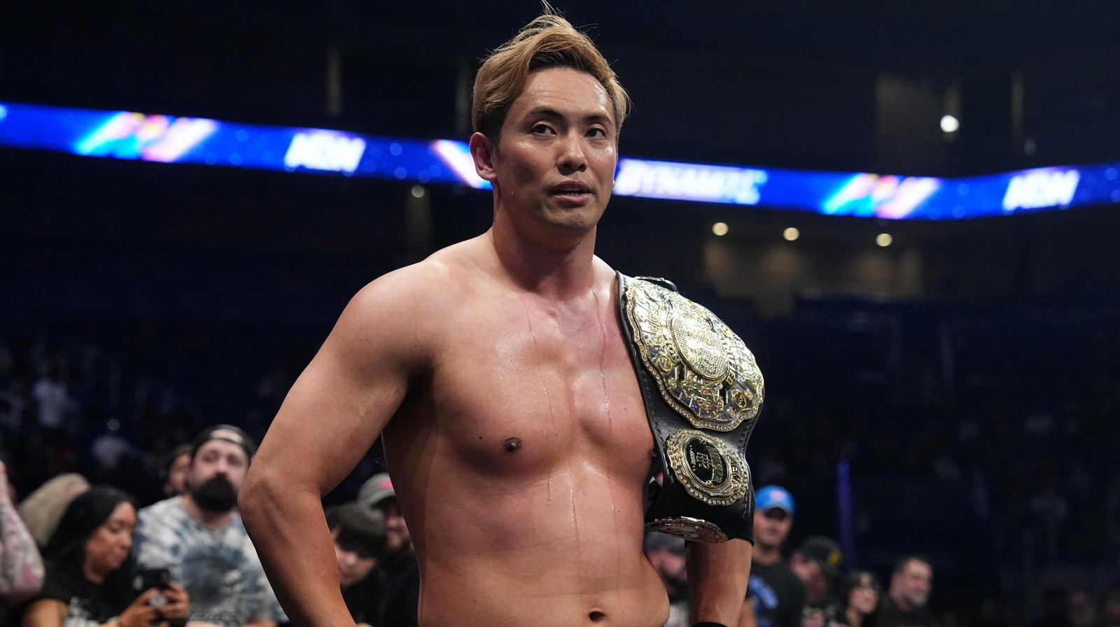 Kazuchika Okada defiende el título unificado de AEW mientras persisten las tensiones en el DCF