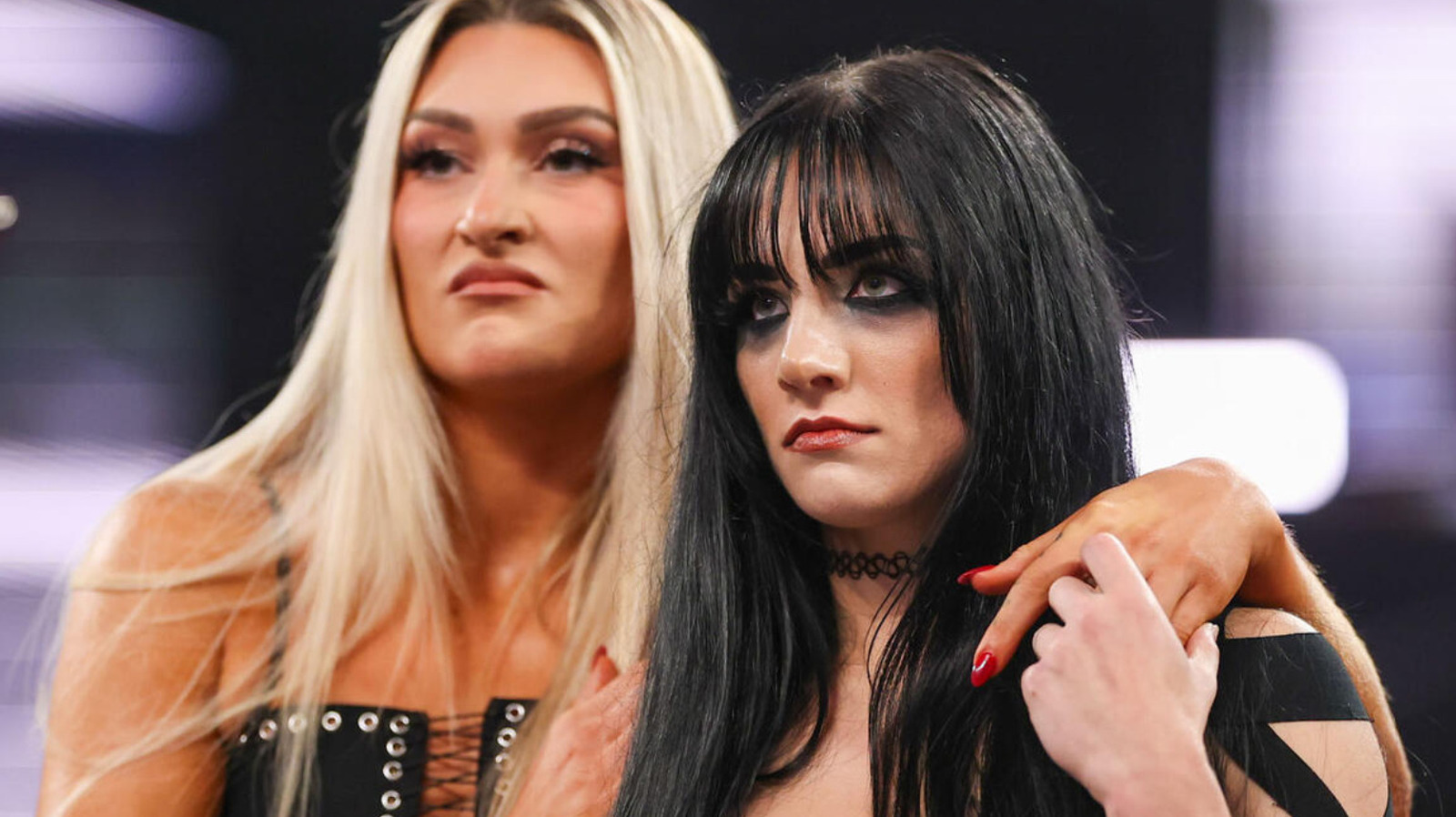 La campeona femenina Jacy Jayne evalúa a Tatum Paxley antes del Halloween Havoc Match de WWE NXT