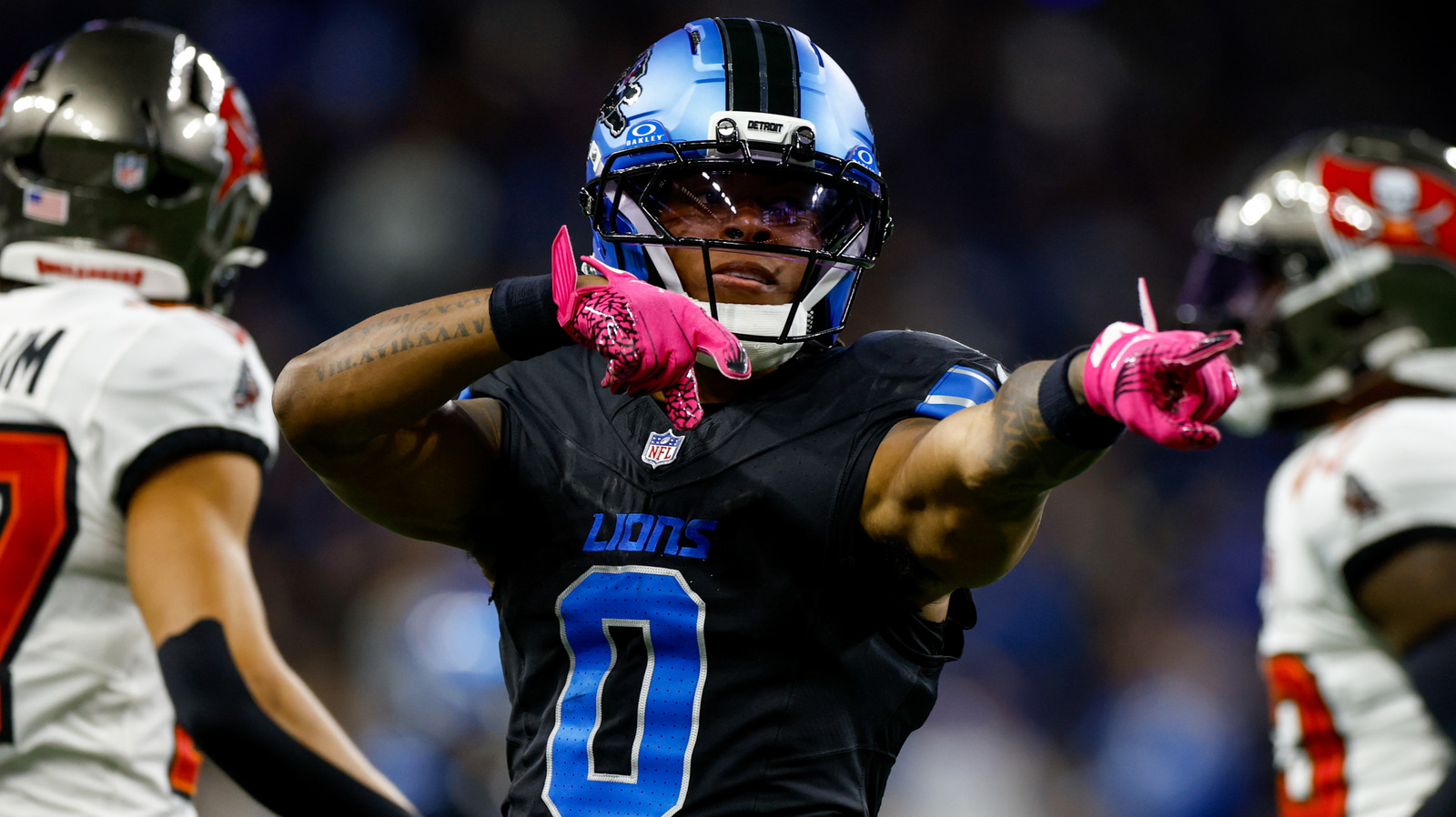 La estrella de la NFL Jahmyr Gibbs y su novia se visten como ex campeones mundiales de la WWE para Halloween