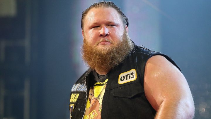 La noche en que la joven estrella de la WWE, Otis, perdió la calma con Trish Stratus