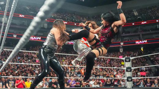 Nikki Bella haciendo equipo con Stephanie Vaquer después del pin limpio de Roxanne Perez en WWE Raw