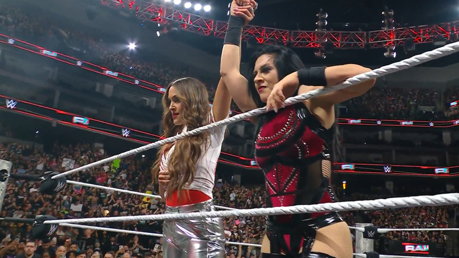 Nikki Bella regresa a WWE Raw y ayuda a Stephanie Vaquer a luchar contra el día del juicio final