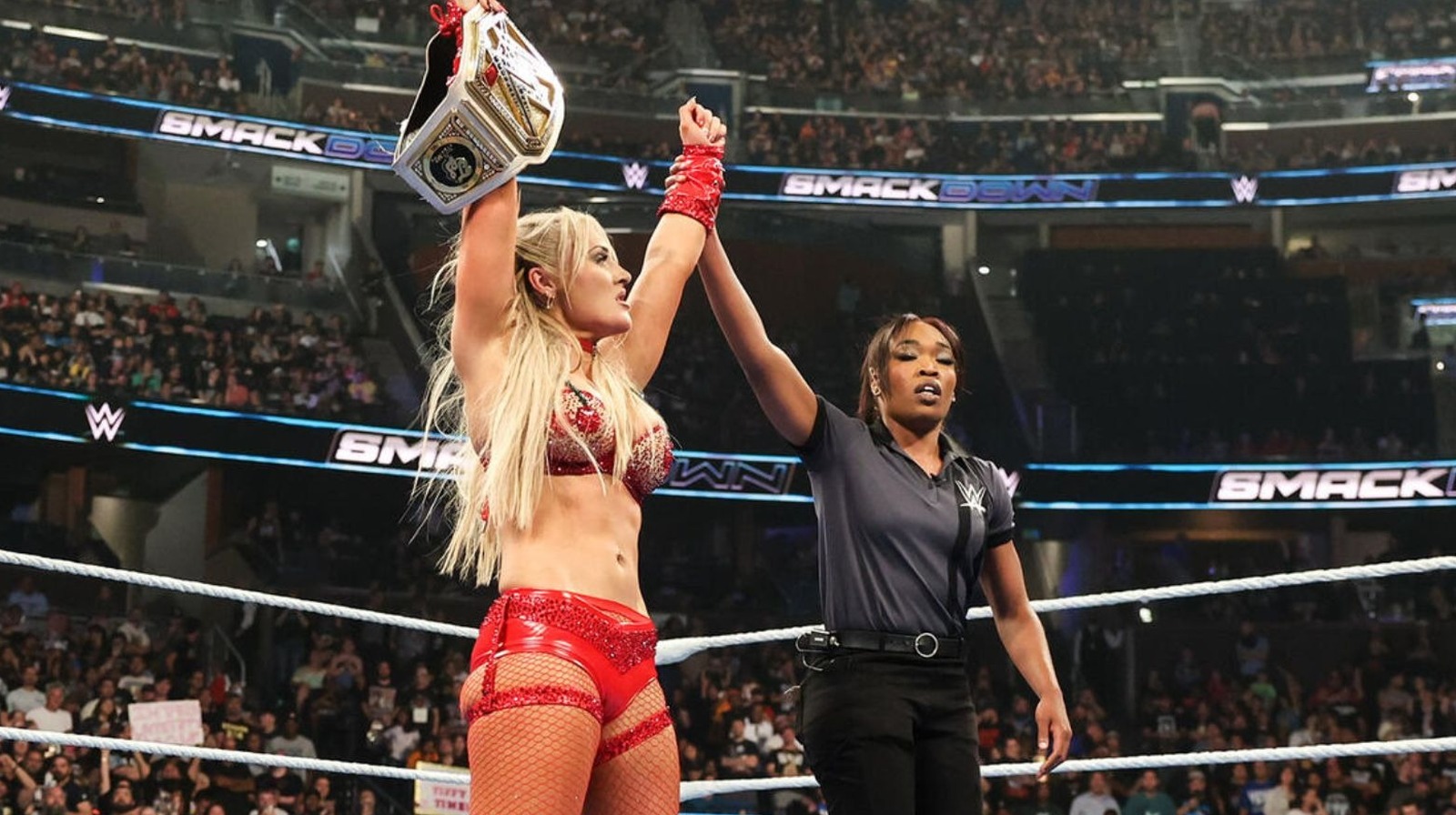 Noticias en detrás del escenario sobre lo que salió mal con el final en WWE SmackDown Título del título femenino