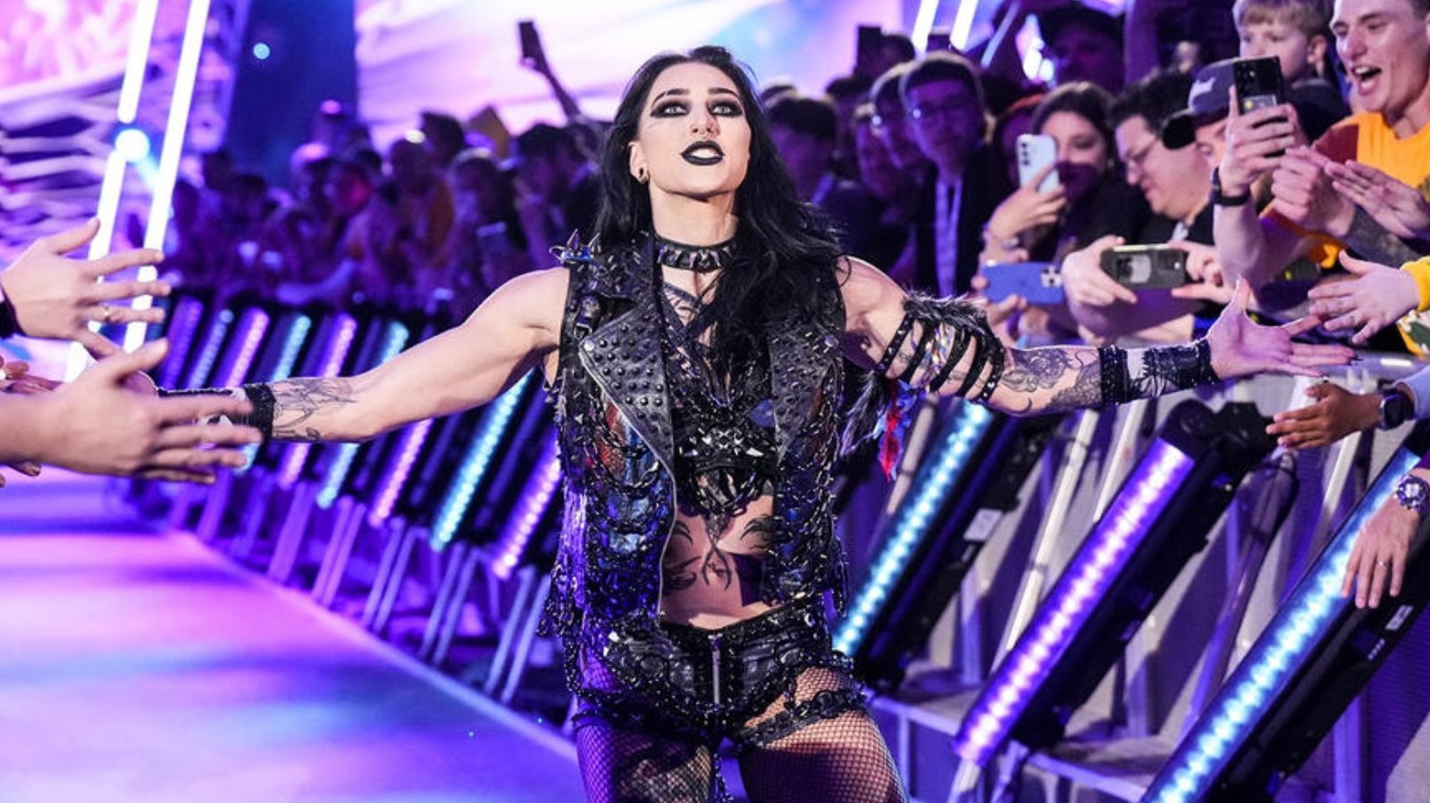 Rhea Ripley domina a Kairi Sane en WWE Raw, pero los Kabuki Warriors son los últimos en reír