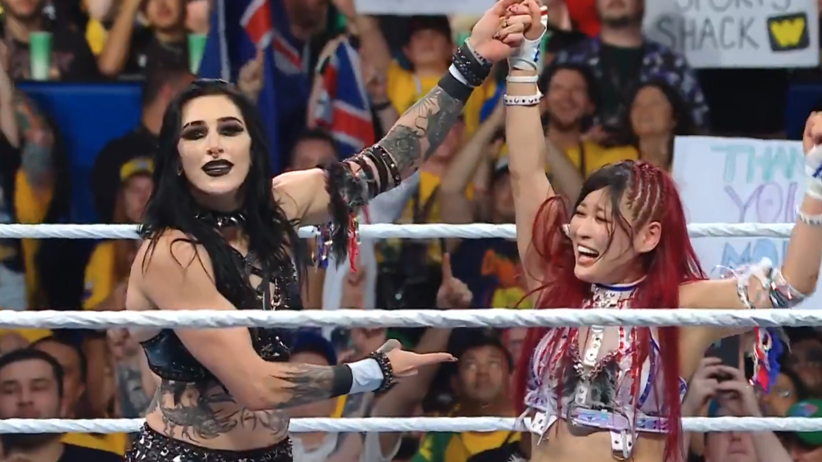 Rhea Ripley e IYO SKY emocionan al público local y vencen a Kabuki Warriors en WWE Crown Jewel 2025