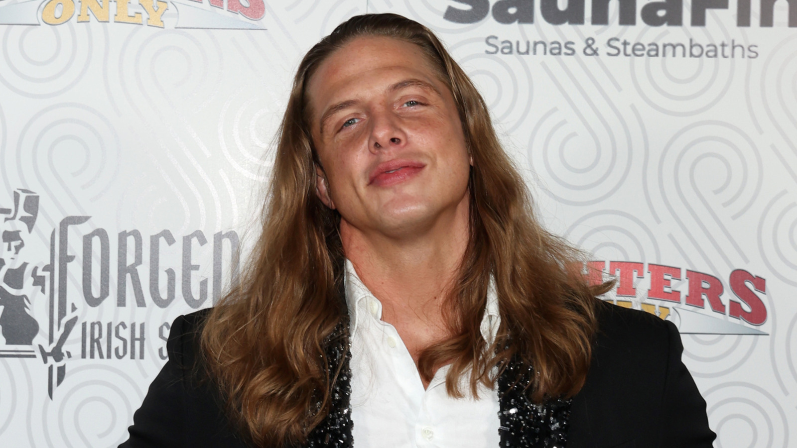 Riddle dice que el ex campeón de la WWE lo ayudó a disculparse con Roman Reigns