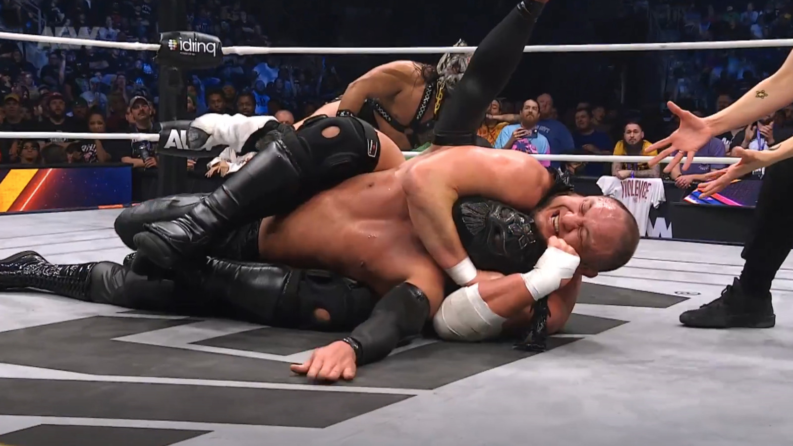 Samoa Joe retiene los títulos mundiales de tríos de AEW frente a su oponente de WrestleDream