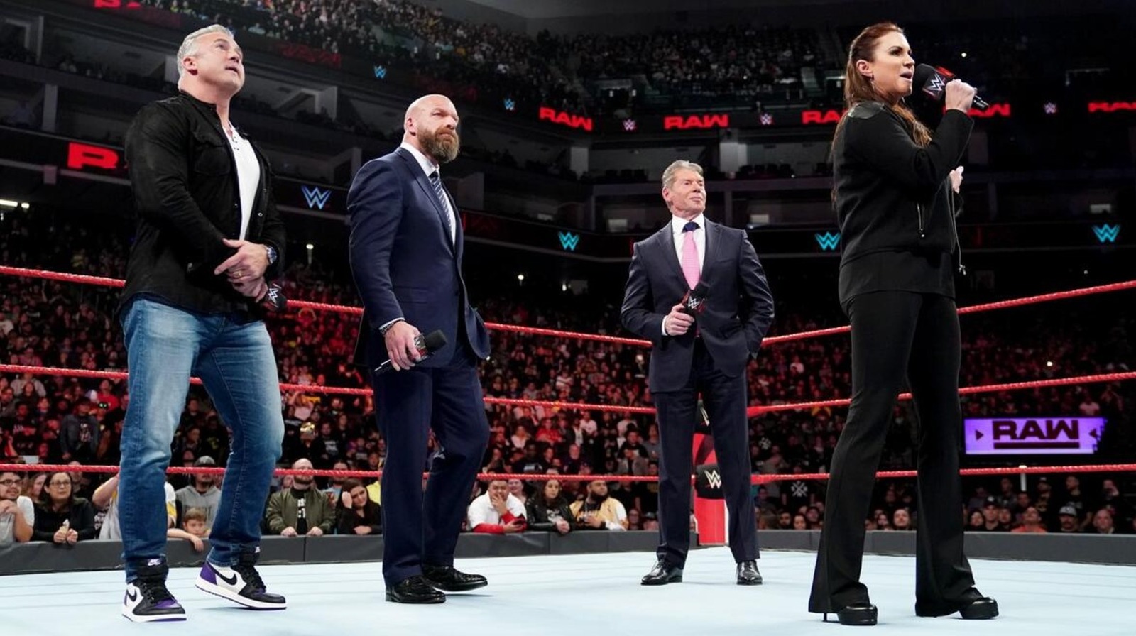 Stephanie McMahon de la WWE recuerda al padre de hablar de Vince a dejar su tren para luchar