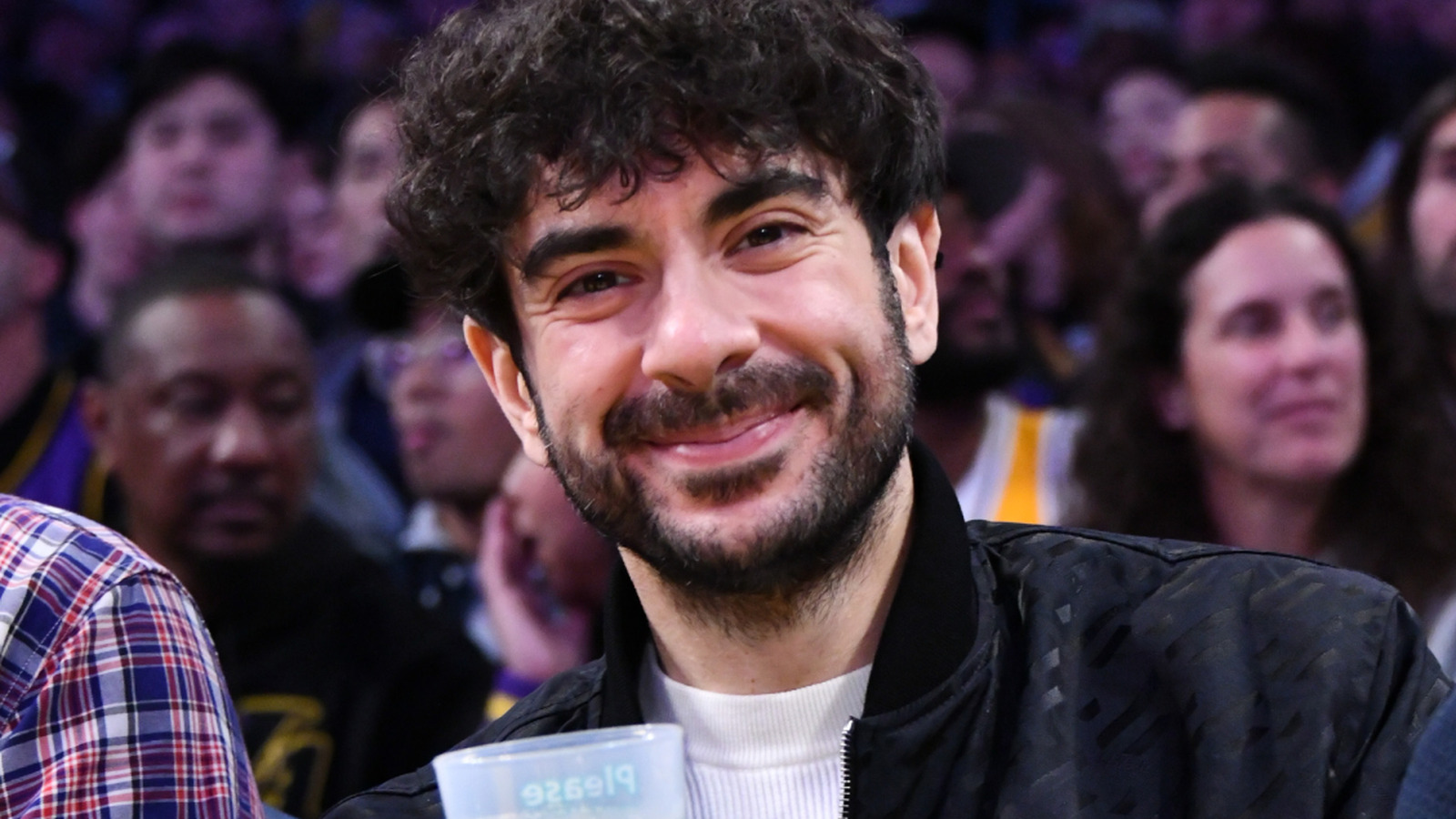 Tony Khan de AEW comenta sobre posibles luchas de sangre y tripas para ambos géneros