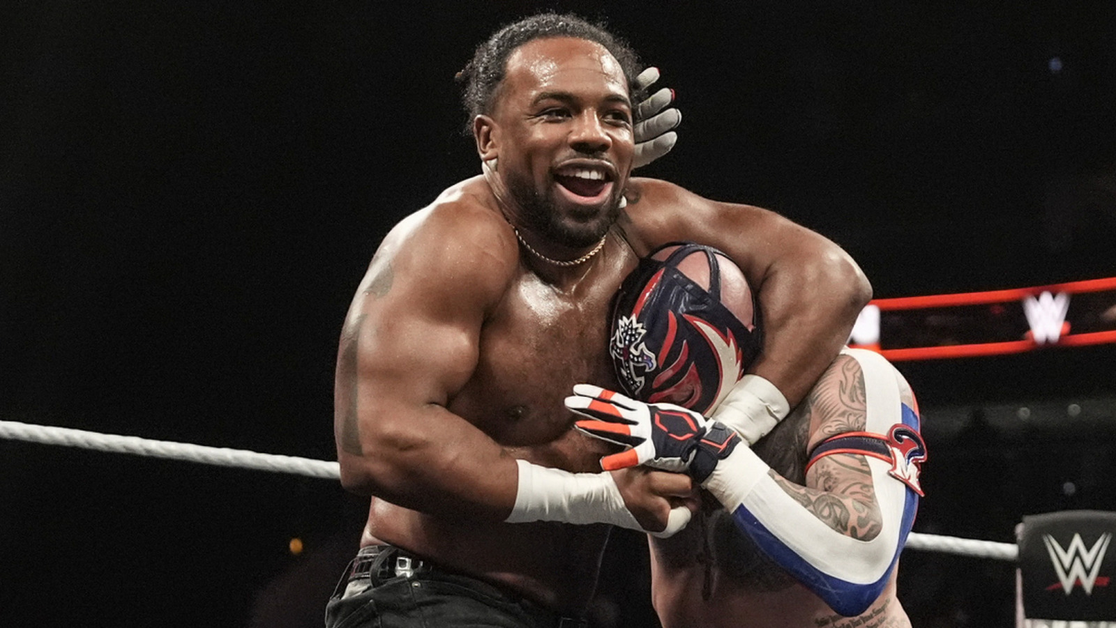 Xavier Woods habla sobre el estado de los títulos de parejas de WWE Raw