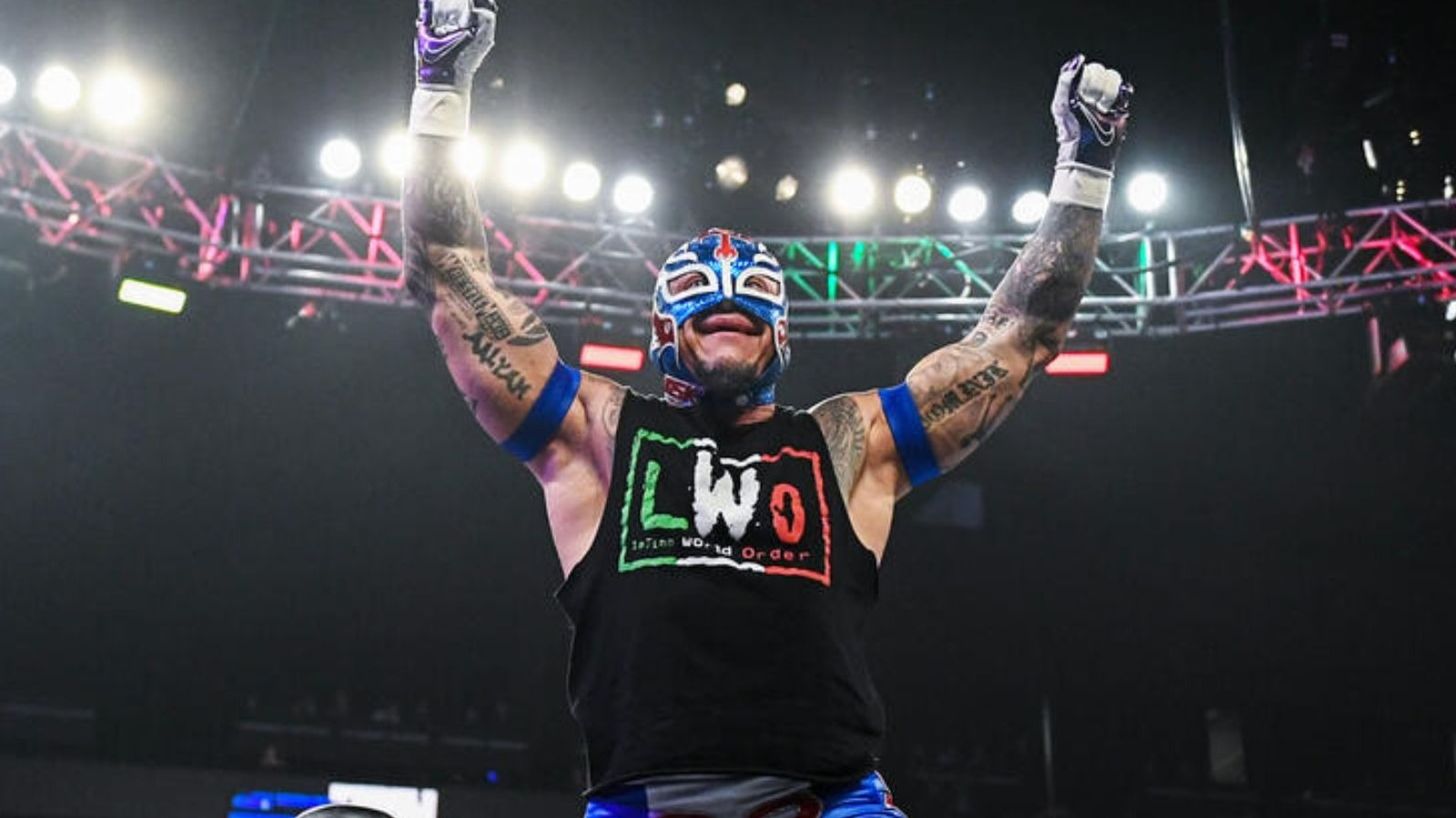 El miembro del Salón de la Fama de la WWE Rey Mysterio regresa a Raw y se enfrenta al doble campeón Son Dominik