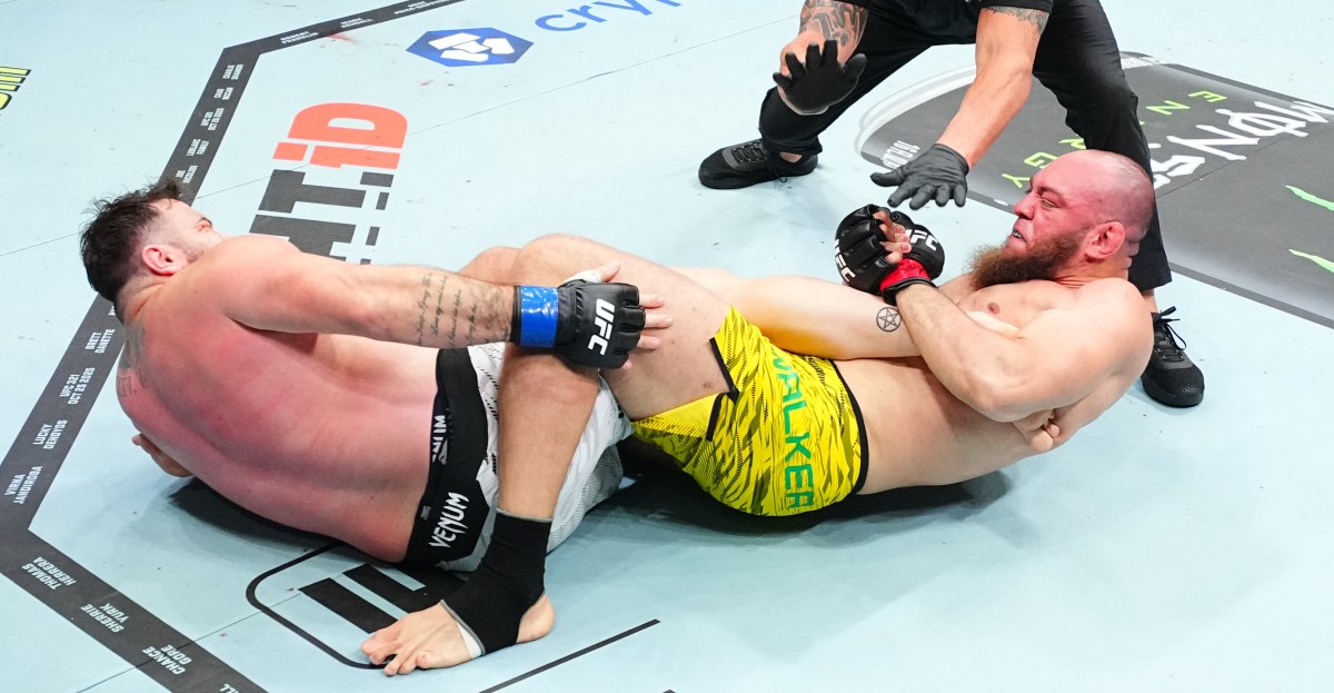 'Si vuelve a patear, pierdo la pelea': Valter Walker revela cómo luchó con una pierna rota para ganar en UFC 321