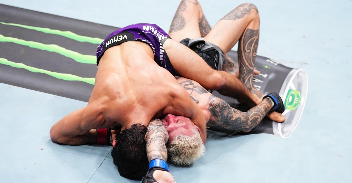 Arman Tsarukyan quiere que Ilia Topuria sea el siguiente después de acabar con Dan Hooker con un estrangulamiento de brazo en triángulo en el evento principal de UFC Qatar