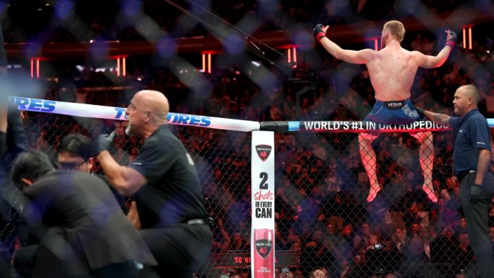 Bo Nickal explica por qué le mostró el doble dedo medio al público de UFC 322: 'Me defendí'