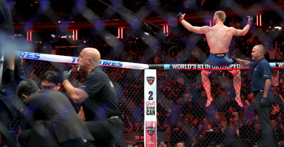 Bo Nickal explica por qué le mostró el doble dedo medio al público de UFC 322: 'Me defendí'