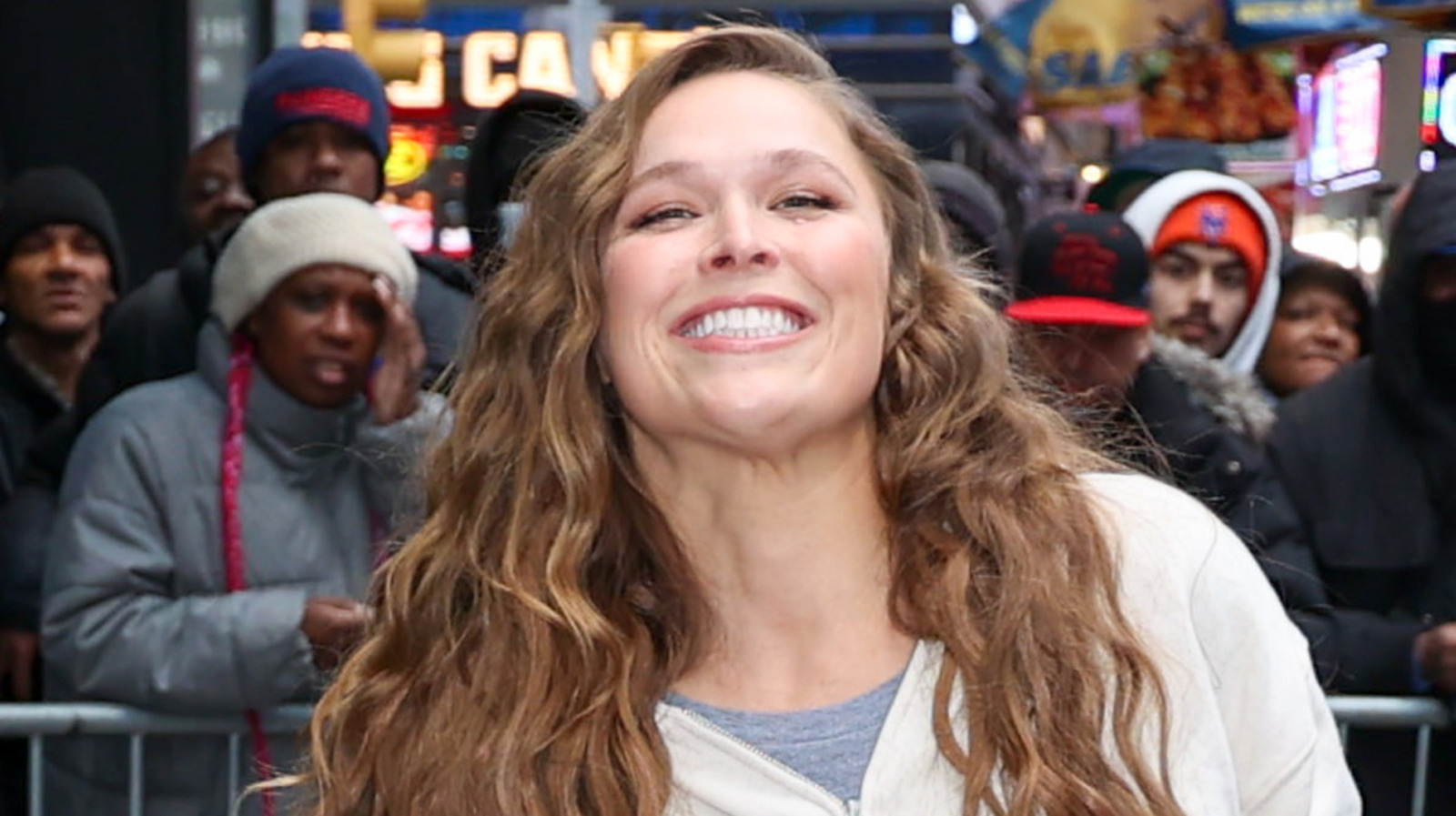 Booker T no cree que los fanáticos 'abracen' a la ex estrella de la WWE Ronda Rousey nunca más