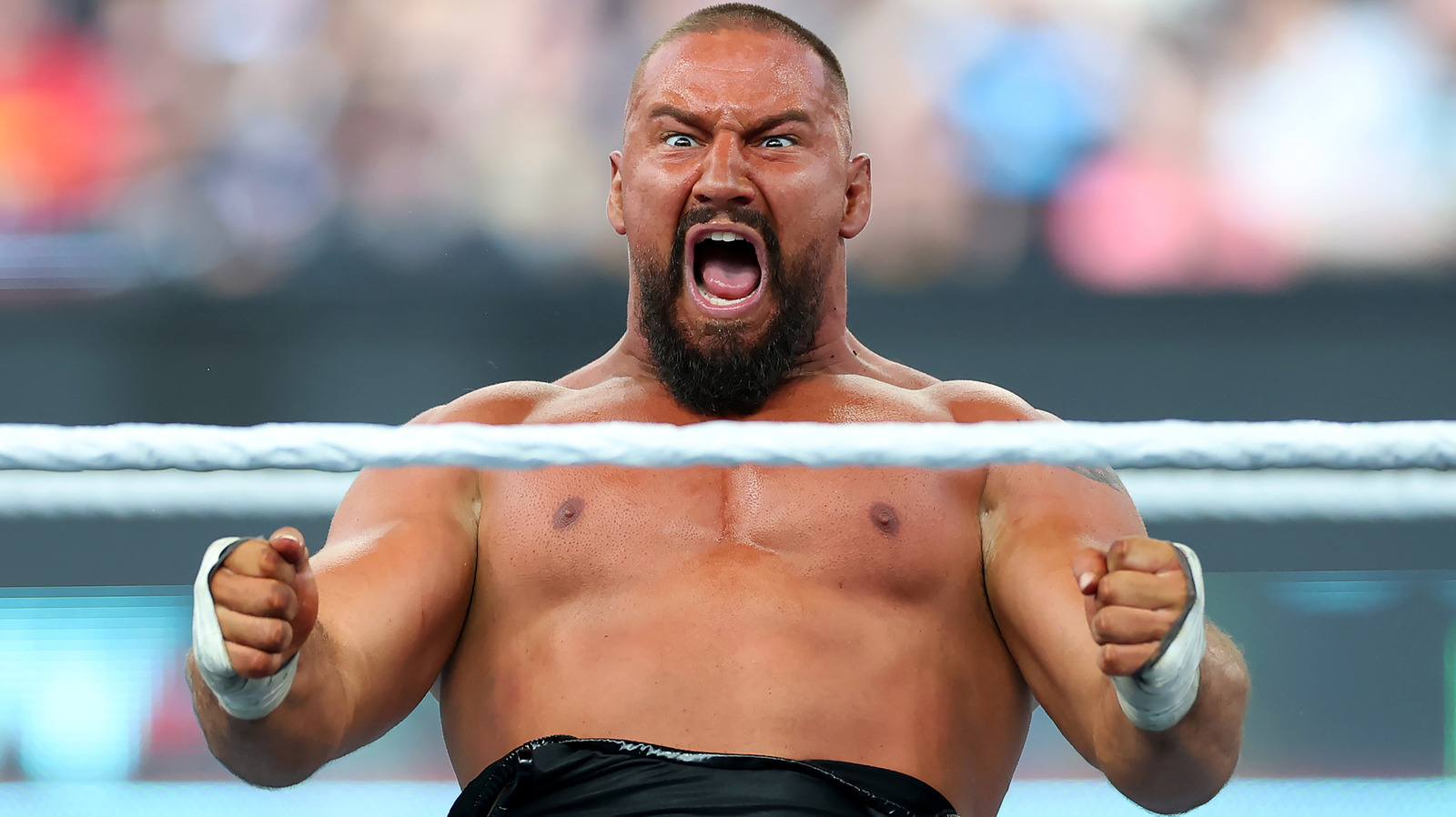 Bron Breakker derrota a otras estrellas de la WWE en el concurso de equilibrar una moneda de veinticinco centavos en un limón