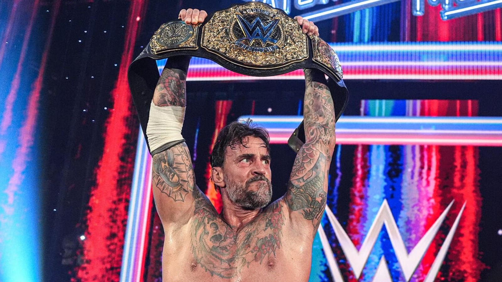 CM Punk de WWE califica el Campeonato Mundial de Peso Pesado como "un regalo inesperado"