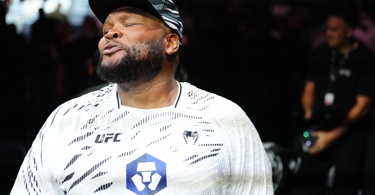 Chris Barnett entre varios luchadores liberados por UFC