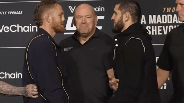 Dana White separa a Jack Della Maddalena e Islam Makhachev después de negarse a romper el contacto visual durante el tenso enfrentamiento de UFC 322.