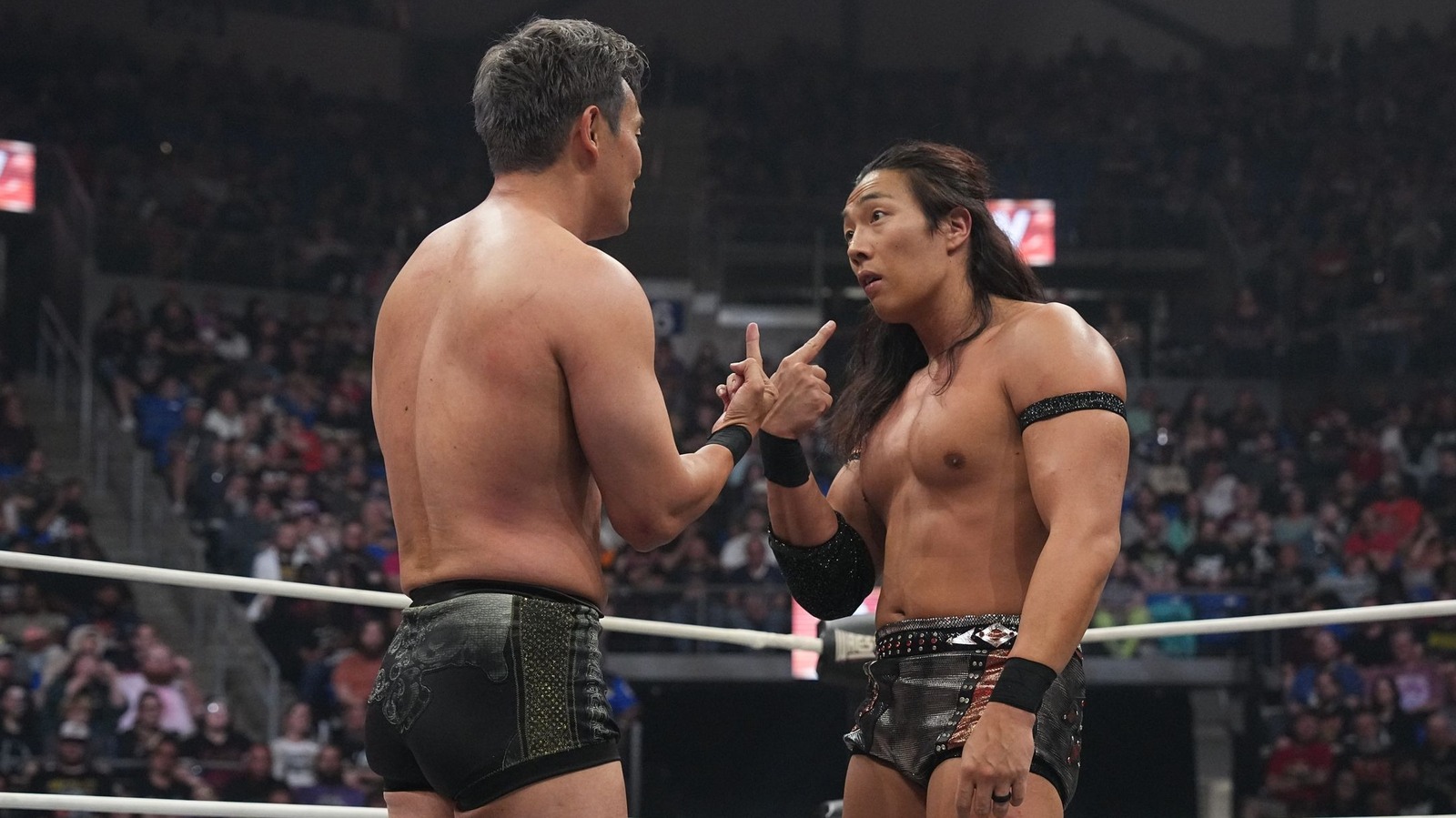 El conflicto entre Kazuchika Okada y Konosuke Takeshita se intensifica durante la apertura de AEW Full Gear

