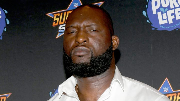 El ex campeón mundial en parejas Omos se burla de una alianza poco probable con una pareja casada de la WWE