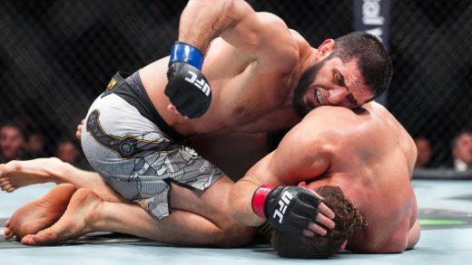 Islam Makhachev domina a Jack Della Maddalena para ganar el título en el evento principal de UFC 322