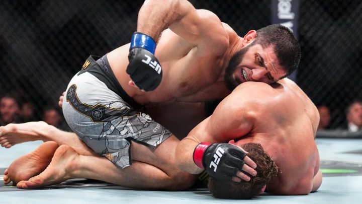 Islam Makhachev domina a Jack Della Maddalena para ganar el título en el evento principal de UFC 322
