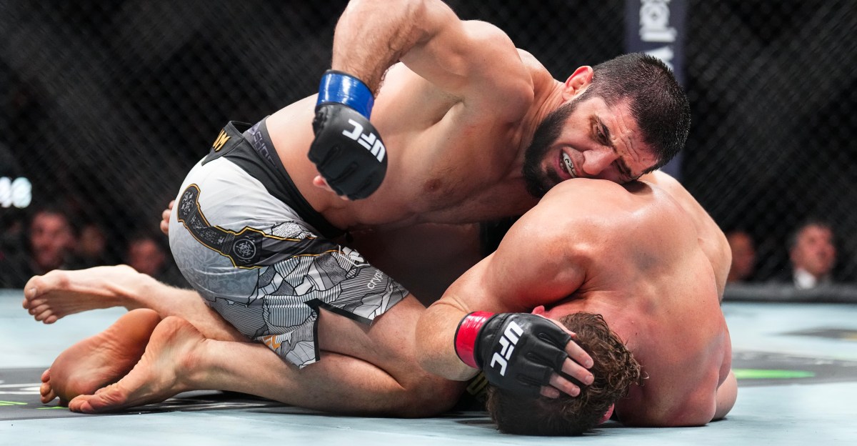 Islam Makhachev domina a Jack Della Maddalena para ganar el título en el evento principal de UFC 322